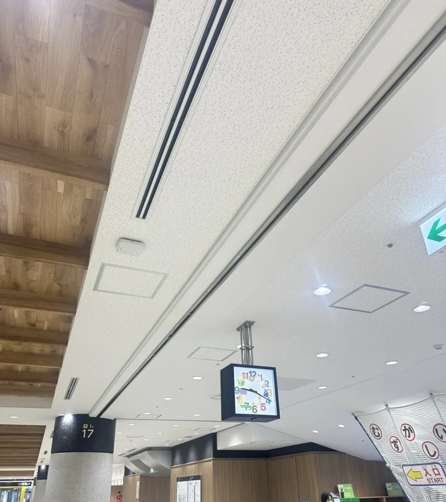 阪神競馬場のおむつ替え台がずらりと並んだ授乳室