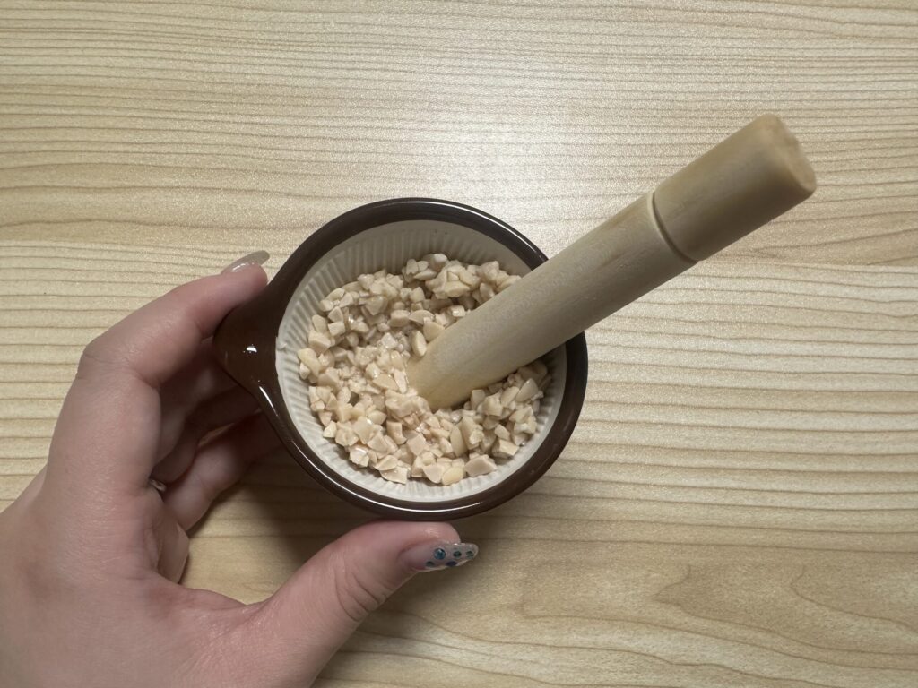 セリアの小さな片口すり鉢とすりこぎで納豆を粗くすりつぶしたひきわり状態