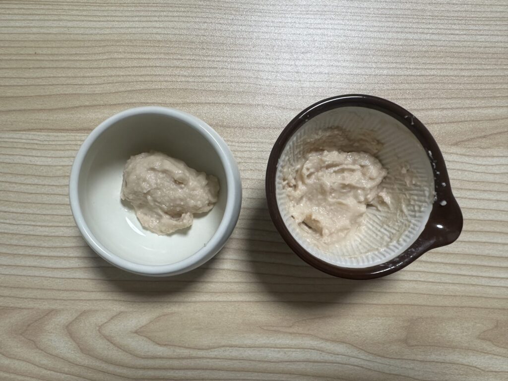 すり鉢でなめらかにすりつぶした納豆を器に取り分けたところ 離乳食用のペースト状のひきわり納豆