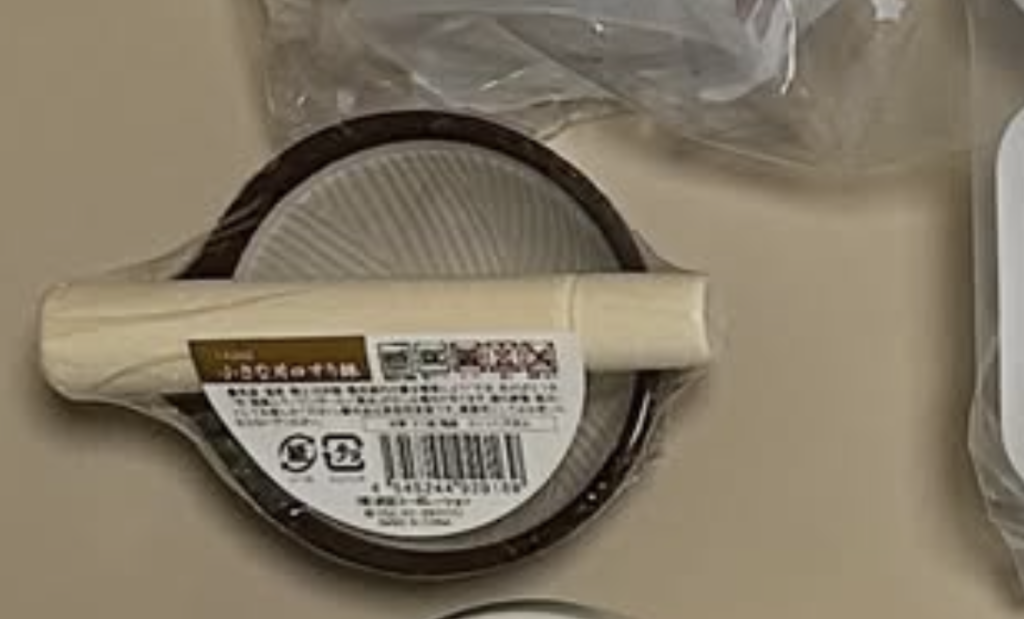 セリアの小さな片口すり鉢のパッケージ すり鉢とすりこぎがセットになった100均の離乳食グッズ