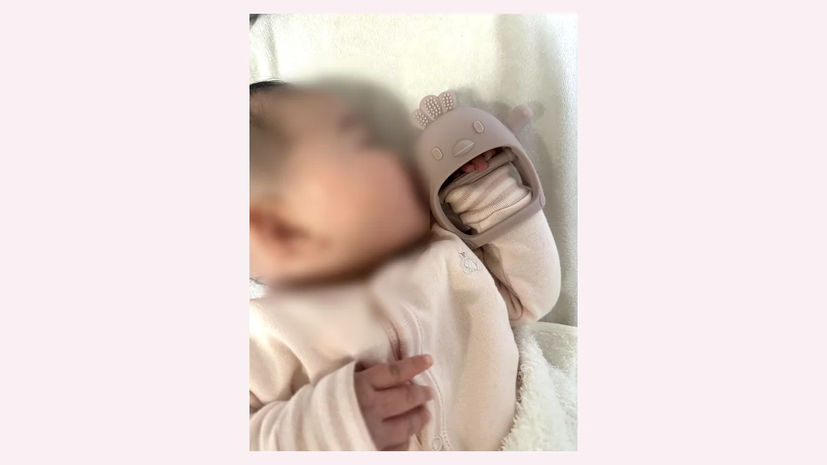 かみかみチキンを口に運んで遊ぶ赤ちゃん 一人で遊んでくれる様子