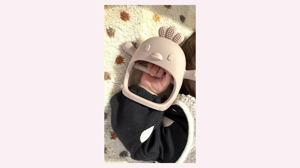 かみかみチキンを赤ちゃんの手首にはめた状態 手を離しても落ちない構造がわかる写真