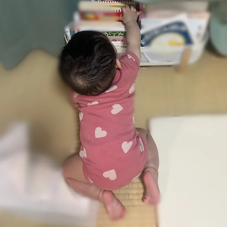 ハートプリントのボディ1枚で過ごす生後8ヶ月の赤ちゃん