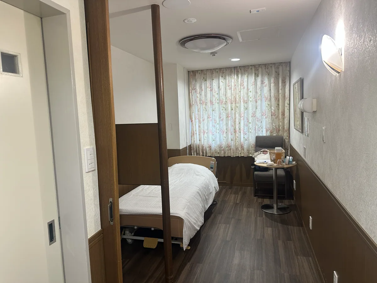 Mother's Nestの個室 ベッドとソファのある産後ケアの部屋