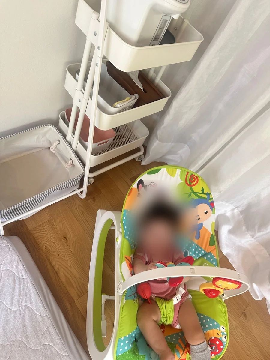 バウンサーでくつろぐ赤ちゃん 顔はぼかし加工 産後ケアハウス杉原hareの客室