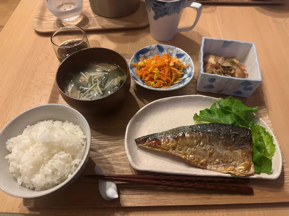 産後ケアハウス杉原hareの夕食 焼き魚のさばとご飯とお味噌汁と副菜の和食御膳