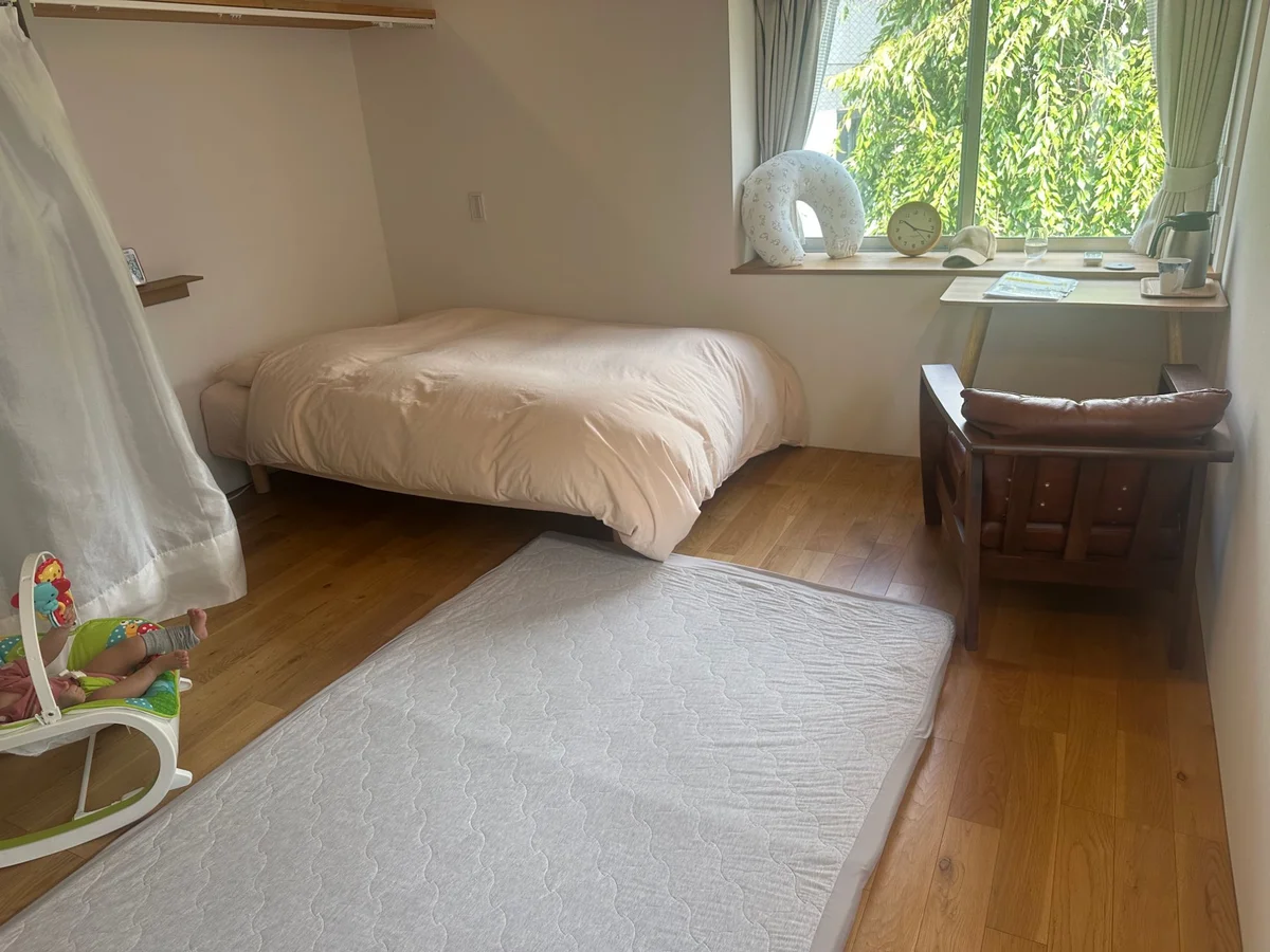 木の床と窓の緑が見える産後ケアハウス杉原hareの宿泊ルーム
