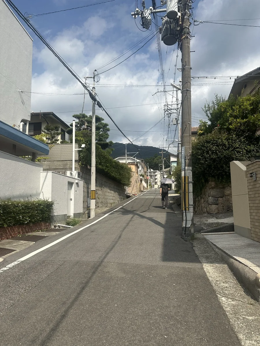 JR六甲道から産後ケアハウス杉原hareへ向かう急な坂道