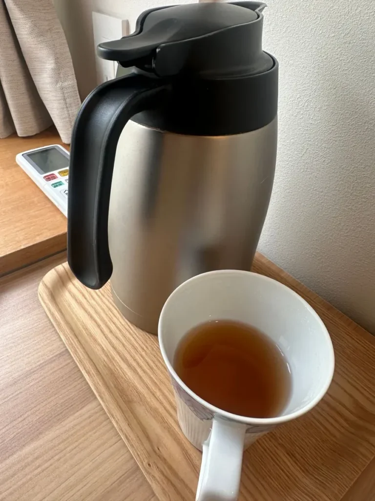 客室に用意されたポットと温かいお茶